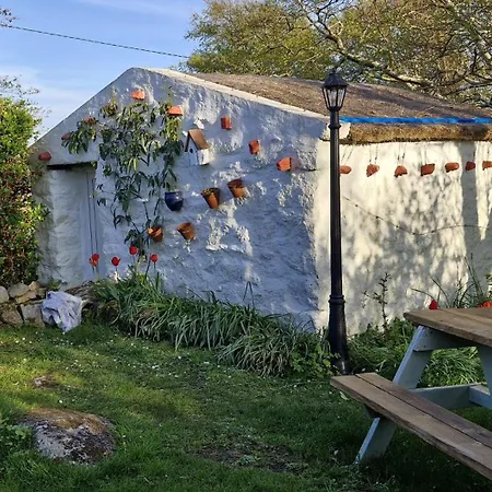 The Rockhouse - Cosy Stone Built Thatch Holiday home Dungloe