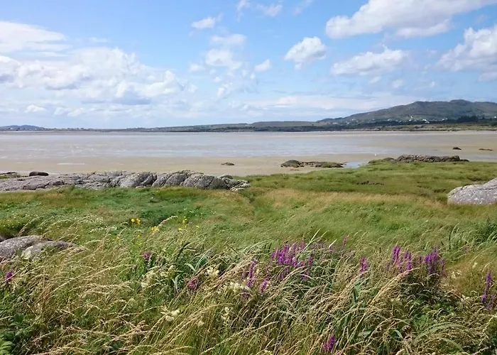 The Rockhouse - Cosy Stone Built Thatch